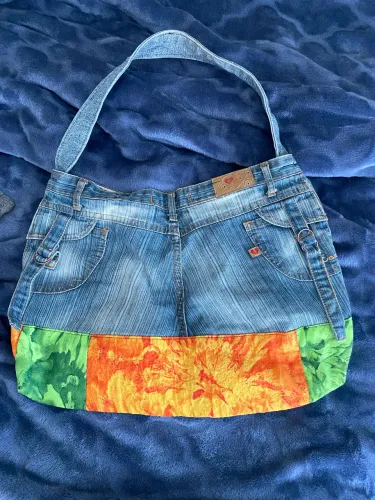Linda bolsa estilizada moderna, em jeans