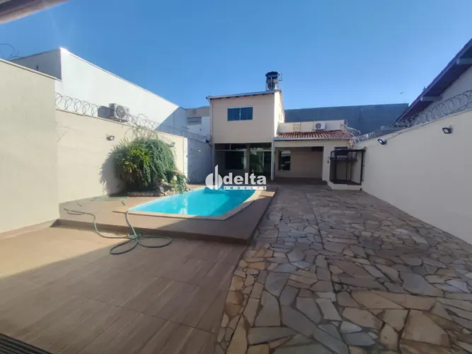 Casa disponível para locação e venda no bairro Daniel Fonseca em Uberlândia-MG