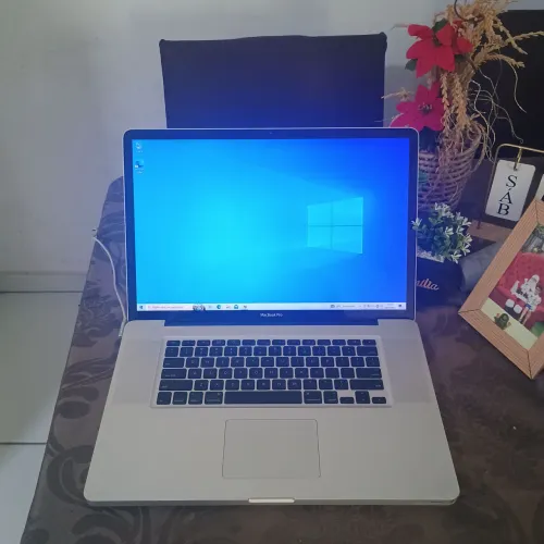 MacBook pro 17 