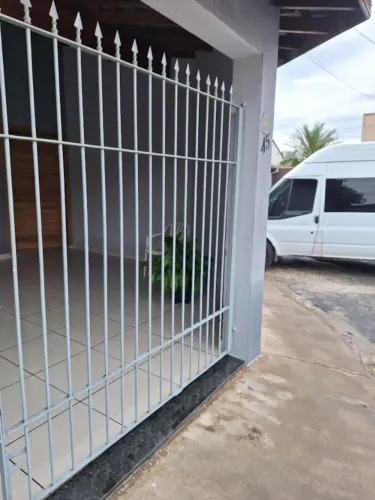 Portão de garagem tipo grade de ferro medindo 3.71x2.00altura