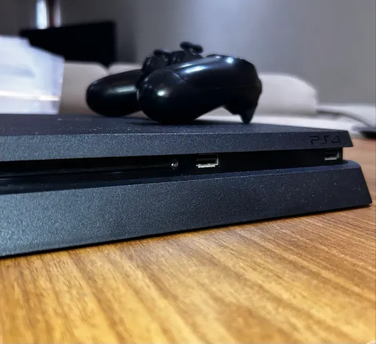 PS4 1TB + GTA V + THE LAST OF US + PES 2020