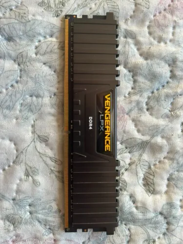 Memória RAM Corsair Vengeance LPX 8GB DDR4 2400MHz CL16 - Preta (CMK8GX4M1A2400C16)