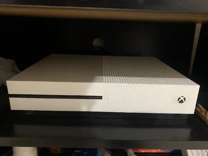 Xbox one S 1TB c/1 controle e +1 jogo Usado ótimo estado