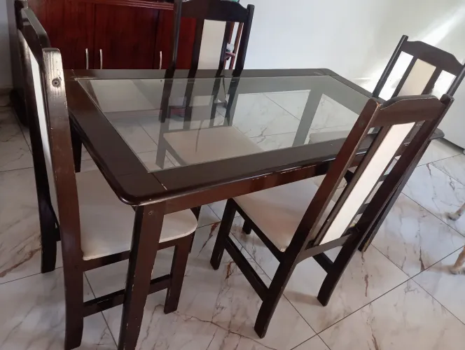 Vendo mesa de jantar com 4 cadeiras