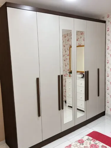 Vendo guardar roupa semi novo de 6 portas