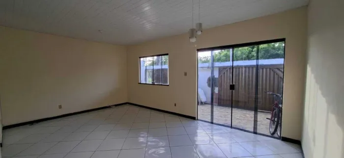 Casa em rua pública no bairro Aruana com piscina [17159]