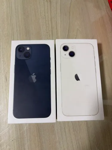 Caixa de iPhone 13 preto e branco 