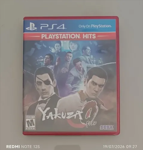 Jogo Yakuza 0 PS4 Mídia Física PlayStation Hits Estojo Vermelho (Raro) (Usado)