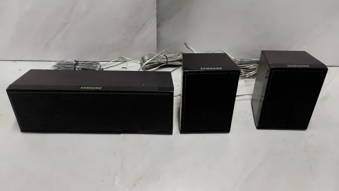 Um Kit com 3 caixinha de som Para home Theater Samsung Todas Funcionando