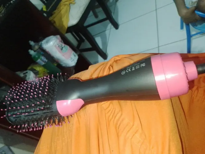 Vende se uma escova secadora nova ainda. Na caixa