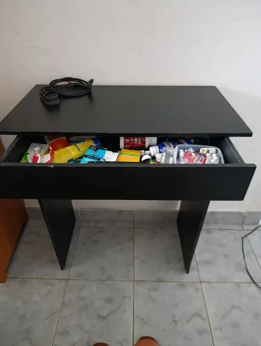Escrivaninha para estudos ou apoio de objetos 
