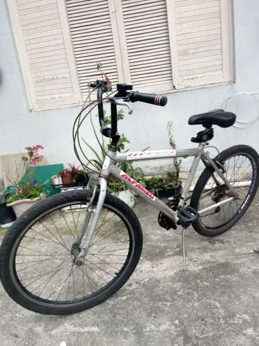 Bicicleta aro 26 com o quadro de alumínio