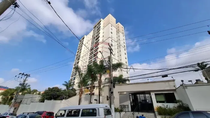 Com portaria 24 horas, elevador, academia, piscina, quadra esportiva, salão de festas, gás
