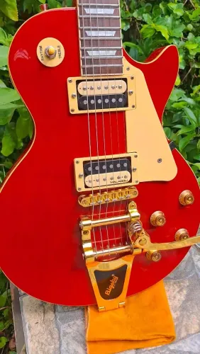 Guitarra LP com Guyker, Malagoli e Bigsby.