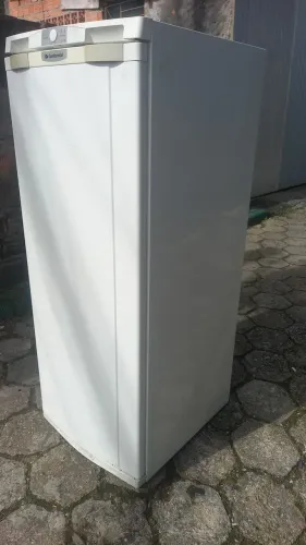 Jeladeira bem com servada