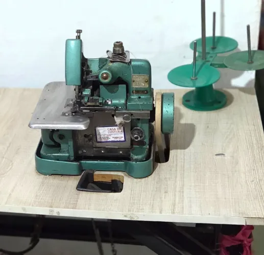 MÁQUINA DE COSTURA OVERLOCK GNI-6D COM BANCADA E MOTOR