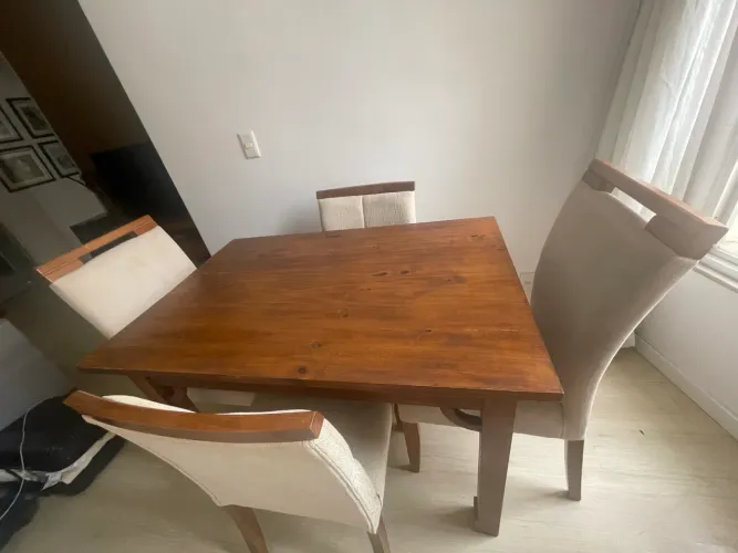 Mesa de madeira com 4 cadeiras estofadas