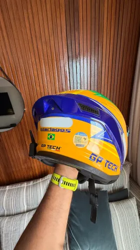 Capacete e bolsa
