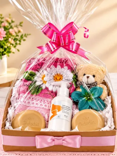 Kit Presente Feminino Artesanal com Toalha Pintada, Hidratante e Sabonetes