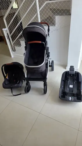 Carrinho de Bebê Romanzo Com Bebê Conforto e Isofix.