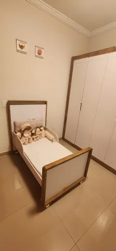 Vende cama que pode usar como berço. 