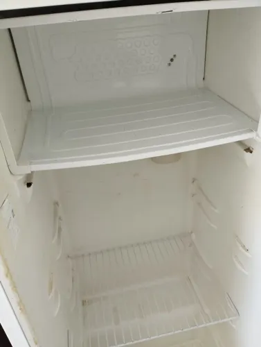 Vendo uma geladeira pequena