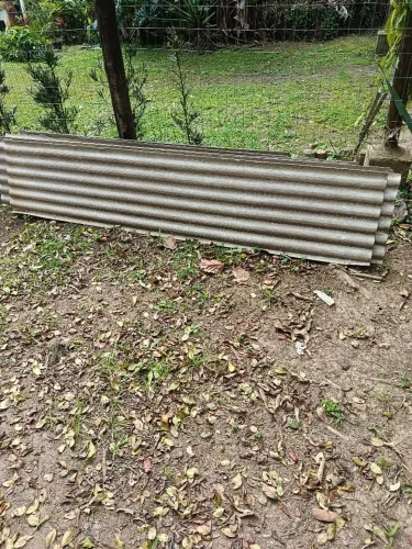 Doa se telha de alumínio e resto de  madeiraa