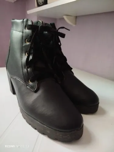 Bota semi nova numeração 38