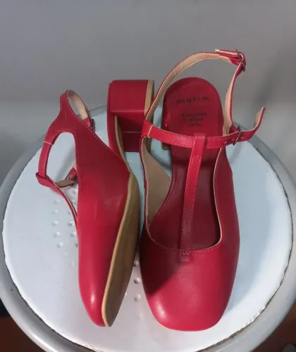 Sapato estilo Mary Jane vermelho