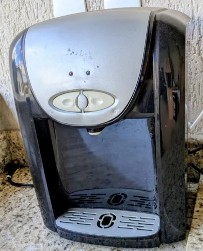 Filtro e refrigerador de água Polar preto/prata funcionando
