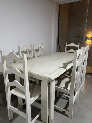 Mesa de madeira com 6 cadeiras
