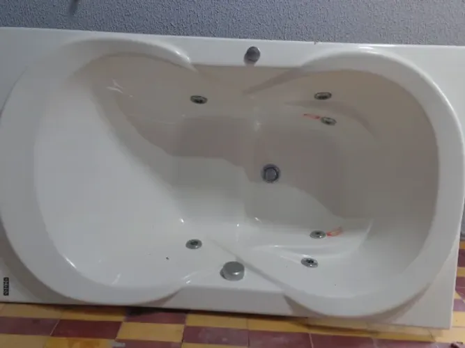Banheira de hidromassagem nunca usada, com motor incluso!