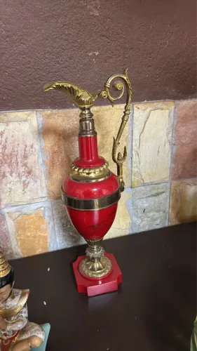 Ânfora antiga de bronze 