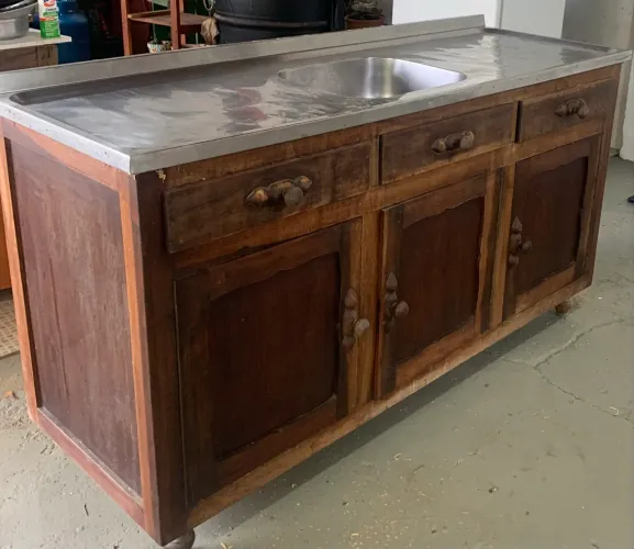 Balcão de madeira com pia para cozinha