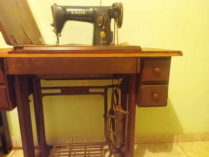 Máquina de costura Singer antiga para restauração.