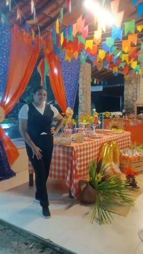 Garçonete , copeira, fritadeira, recepcionista de festa.