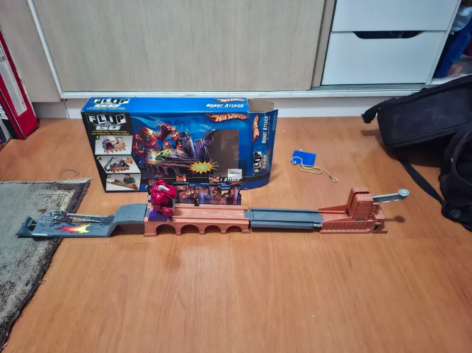 Pista ataque robô hot wheels