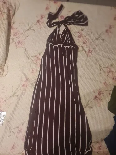 Lindo vestido com alças trançadas e detalhe nas costas