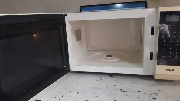 Micro-ondas Panasonic 28 litros esta sem o prato funcionando perfeitamente