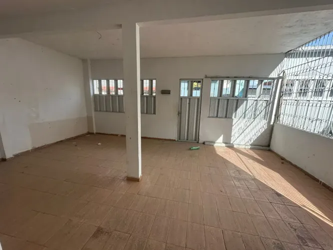 há 2 min. da Eucatur | Casa na Cidade Nova com 5 Quartos | Duplex | Aceita Pet
