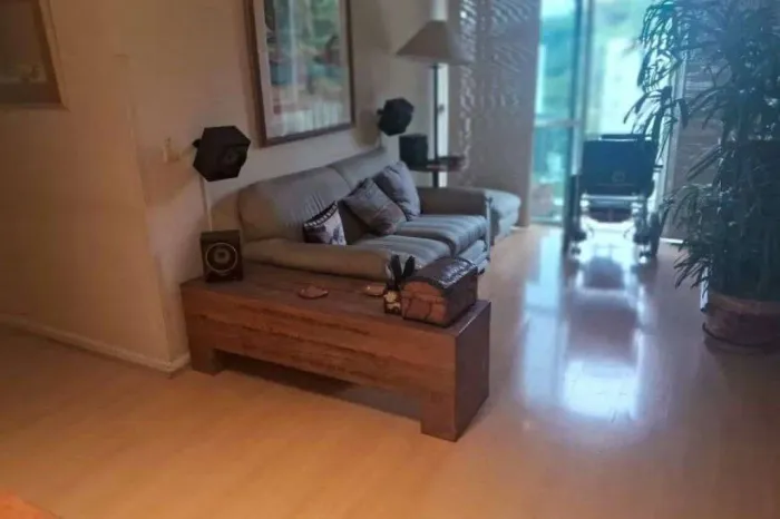 Apartamento 2 quartos com varanda e vaga no Cosme Velho  60m²