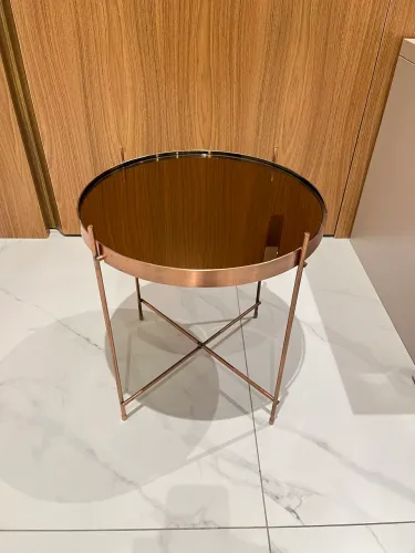 Mesa de apoio rosé gold com espelho bronze