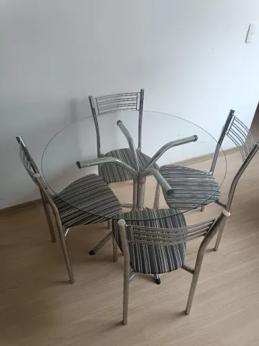Mesa redonda de vidro 90 cm com base cromada e 4 cadeiras