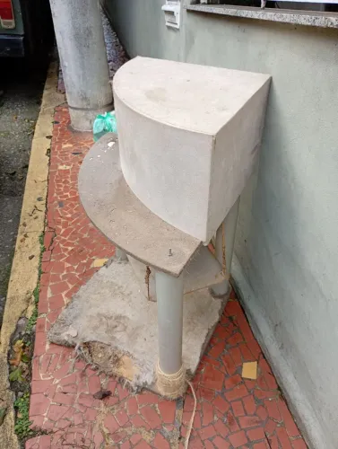 Arranhador usado está na calçada da rua Dionísio Erthal 44, santa rosa