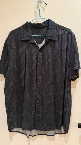     Camisa viscose estampada folhas