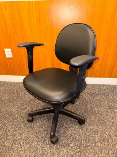 Cadeira de Escritório Executiva Preta com Braços - R$ 350