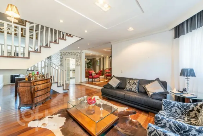 Casa à venda em Vila Ipiranga com 340 m², 4 quartos, 1 suíte, 2 vagas
