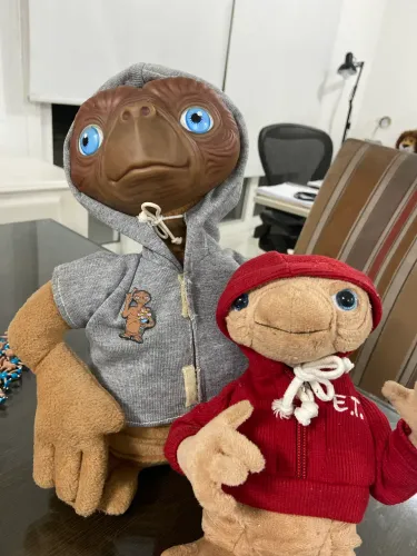 Lote com Dois Bonecos do E.T. o Extraterrestre - Moletom Cinza e Vermelho