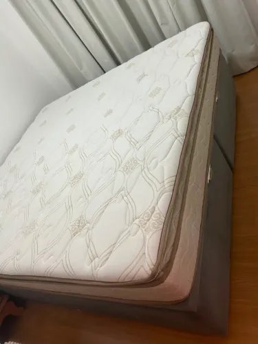 Cama king com Baú