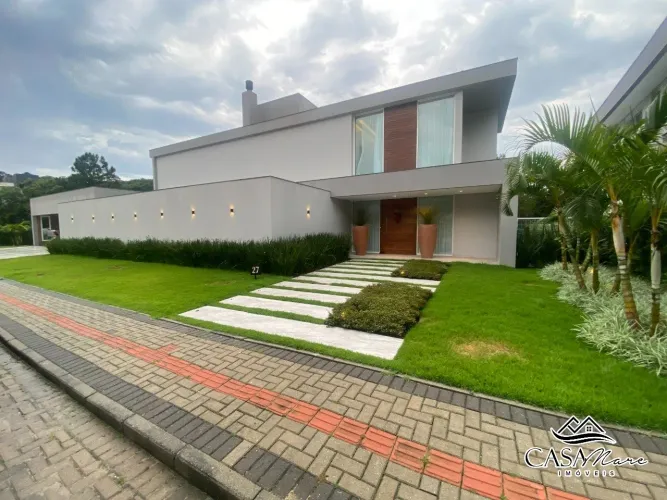 Casa à venda em Cacupé - Condomínio fechado.